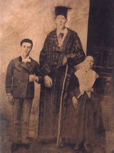 2. Agustín Luengo, junto a su madre y Alfonso XII (www.wikipedia.es)